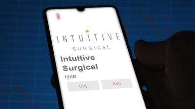Is Intuitive Surgical the Hidden Winner in Healthcare’s Weakness?