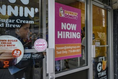 US Employers Cut 32,000 Jobs In September As Hiring Momentum Stalls