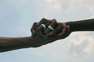 Oura launches vibrant Ceramic rings and a long-awaited charging case for seamless health tracking