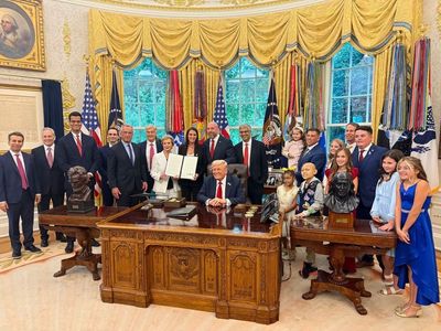 Why Did WWE Fans Rage As Triple H And Stephanie McMahon Met Donald Trump For Cancer Mission?