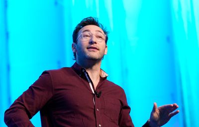 Management guru Simon Sinek says society overvalues romantic relationships: 'There’s an excessive amount of pressure to get married, white picket fence'