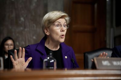 Elizabeth Warren Presses Trump To Release Jobs Report Despite Shutdown