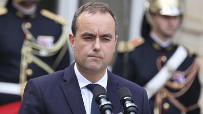 French PM ditches parliamentary override in push for budget deal