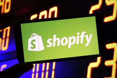 Shopify's Europe Growth Impresses, But Analyst Still Holds Back