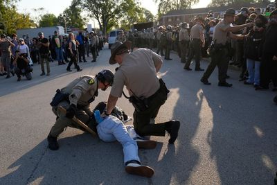 Noem visits Chicago area ICE facility as agents detain multiple protesters outside
