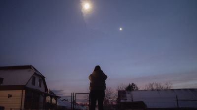 See the moon and Saturn put on a sky show together on Oct. 5