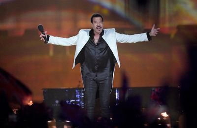 Lionel Richie would get fans to eat with him during his early years of stardom