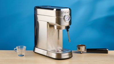 Casabrews CM5418 review: A budget espresso machine in competition with itself