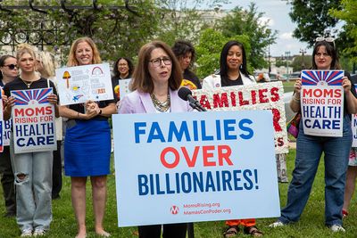 Childcare Funding Cuts Result in Protests by Education Advocates in Front of Arkansas State Capitol