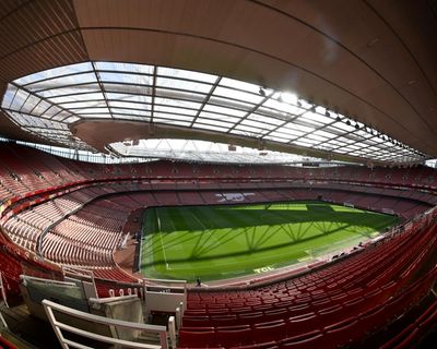 Arsenal 2-0 West Ham, Manchester United 2-0 Sunderland, and more: football clockwatch – as it happened