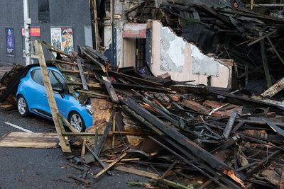 Storm Amy: London parks closed as 90mph winds batter UK and 'risk to life' warnings issued