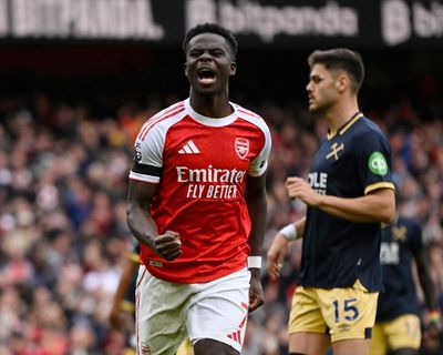 Saka sends Arsenal top with victory over West Ham in Arteta’s 300th game