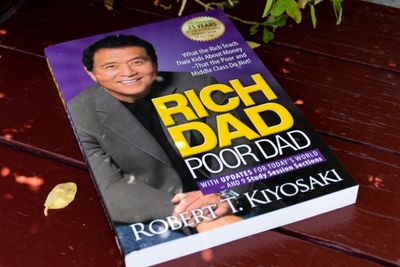 Robert Kiyosaki Slams Warren Buffett's Gold and Silver U-Turn, Predicts Market Crash