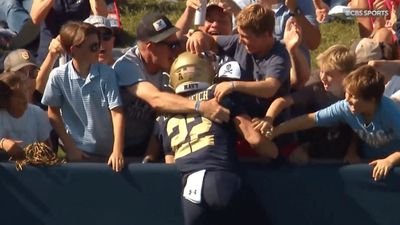 Navy WR Eli Heidenreich Celebrates With Dad in Stands After School-Record Day