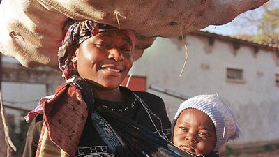 The 'wowo' women carrying DRC's border trade on their backs, despite the risks