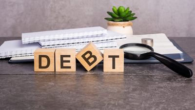 7 Financial Habits That Quietly Keep You in Debt