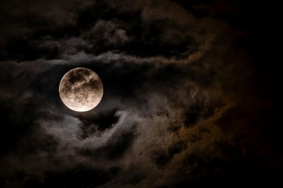 Full Moon October 2025: Exact Time, Best Viewing, and the Rare Spiritual Meaning Behind This Harvest Supermoon