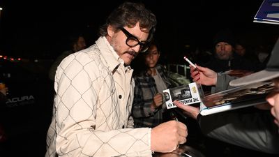 We need to stop letting autograph hounds get away with this