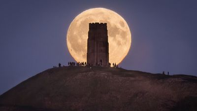 The Harvest Moon rises tonight: See the 1st supermoon of 2025 brighten October's sky