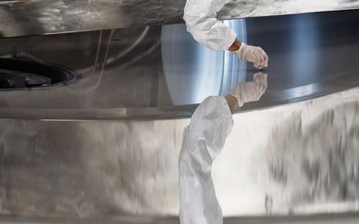 Polishing a telescope mirror to perfection | Space photo of the day for Oct. 6, 2025