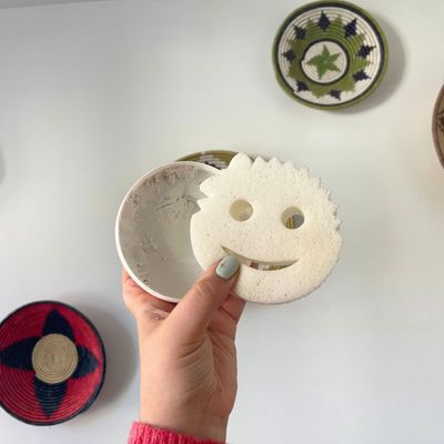 My mum just introduced me to the Scrub Daddy Power Paste – it gives The Pink Stuff a serious run for its money