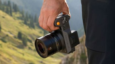 Medium format Hasselblad lens is a top-three seller, in major Japanese retailer’s lens sales list