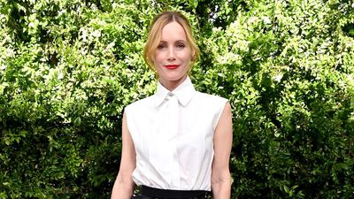Leslie Mann’s kitchen cabinets turn 2025’s most divisive color trend into a show-stopping centerpiece