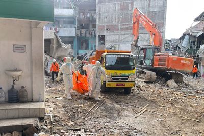 Indonesia school collapse: 61 students dead as rescuers find more bodies