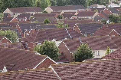 Average UK house price fell by £794 in September, says Halifax
