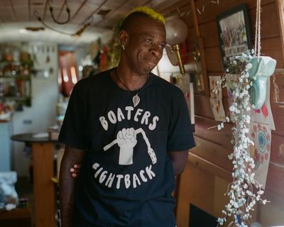 Delivery swans, millionaire neighbours and the wonders of a bath: hardcore houseboaters celebrated in photos