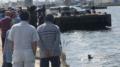 Firefighters, police, and paramedics rushed to rescue a woman at sea. What they pulled out left everyone speechless