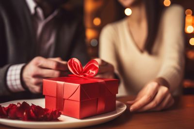 8 Things You Should NEVER Buy Someone You Just Started Dating