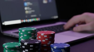 How Casino Odds Influence Player Behavior: Risk Perception, Near-Misses & Biases