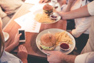 10 Ways to Score Free Food at Restaurants