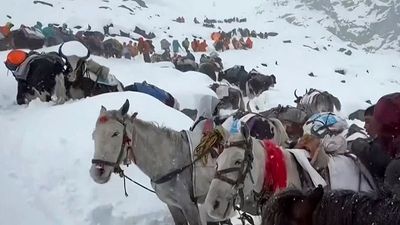 Hundreds of hikers rescued from Mount Everest after severe snowstorm