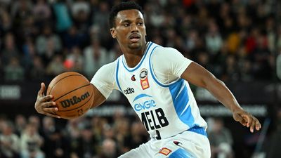 Melbourne cruise past Sydney to maintain unbeaten run