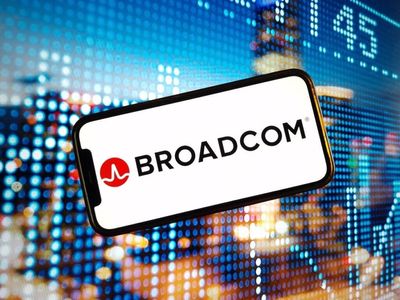 Broadcom Doubles AI Chip Bandwidth With New Tomahawk 6 Switch, Stock Gains Over 2%