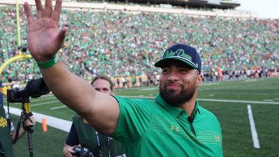 College star’s girlfriend and grandma die on the same day, and he becomes a national hero. Then the truth came out