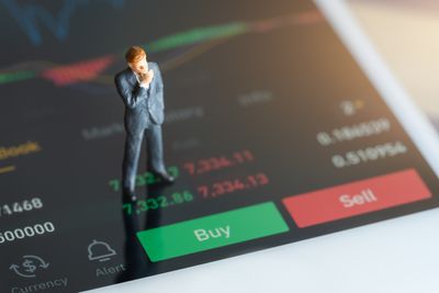 8 Clues You Shouldn’t Be Investing In The Stock Market Right Now