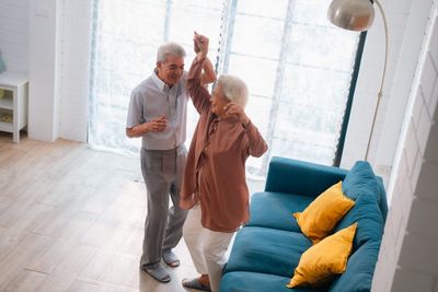 8 Outdated Marriage Beliefs From the ’60s Today’s Couples Would Reject