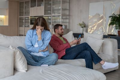 9 Tiny Gestures That Instantly Make People Feel Looked Down On