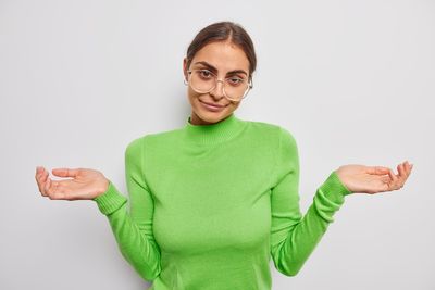 8 Signs She’s Pretending to Care (But Doesn’t)