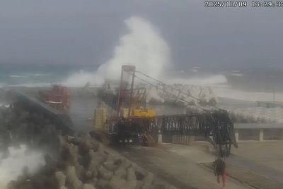 Typhoon hits Japanese islands south of Tokyo with heavy rain