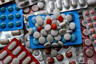 This common practice when taking pills could risk a seizure in older adults, study warns