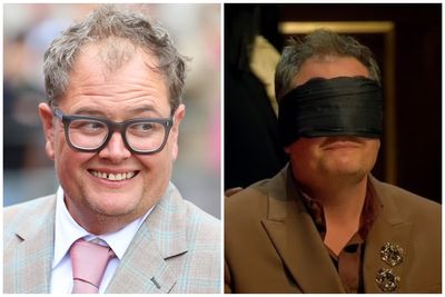 Celebrity Traitors fans say Alan Carr ‘has no hope’ after giggling reveal