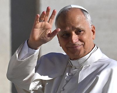 Thursday news quiz: book bans, bonkbuster authors and a papal visit