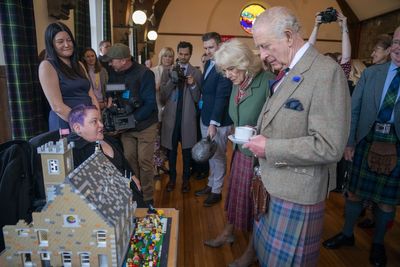 King and Queen receive Lego figures as they meet ‘good neighbours’