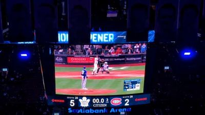 Maple Leafs Fans Stuck Around to See Blue Jays Eliminate Yankees in Awesome Moment