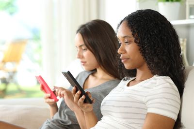 Why Screen Time Is Quietly Ruining Adult Friendships