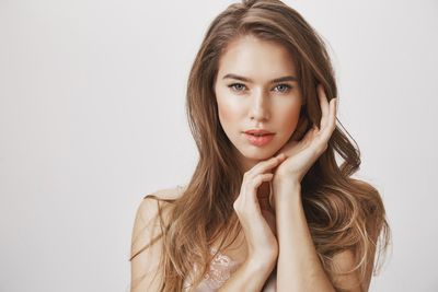 7 Telltale Signs She’s a Player (And Playing YOU)